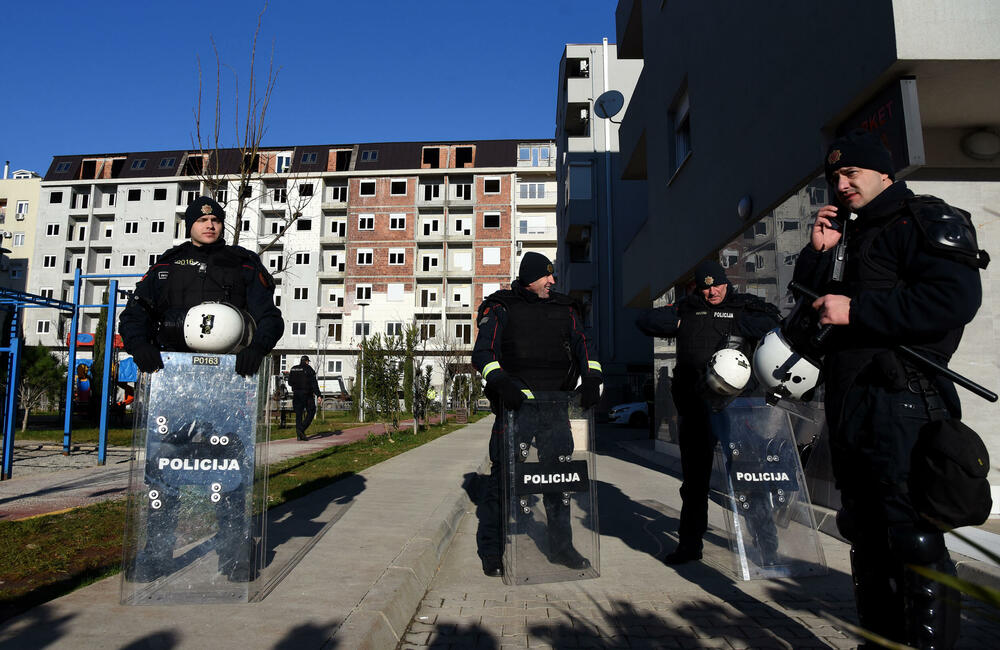 <p>U podgoričkom naselju Zabjelo jutros je započeto rušenje nelegalno sagrađene lamele C, koju je gradila PS Gradnja. Dok su radnici u potkrovlju rušili stanove, vlasnici stanova bili su zaključani na prvom spratu. Pogledajte kako je bilo na licu mjesta.</p>