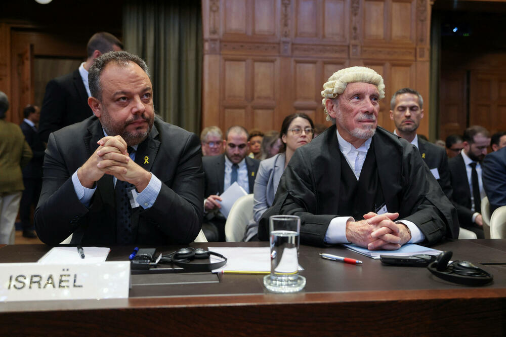 Britanski pravnik Malkom Šo i pravni savjetnik izraelskog ministarstva spoljnih poslova Tal Beker gledaju kako sudije Međunarodnog suda pravde (ICJ) slušaju zahtjev za hitne mjere, Foto: Reuters