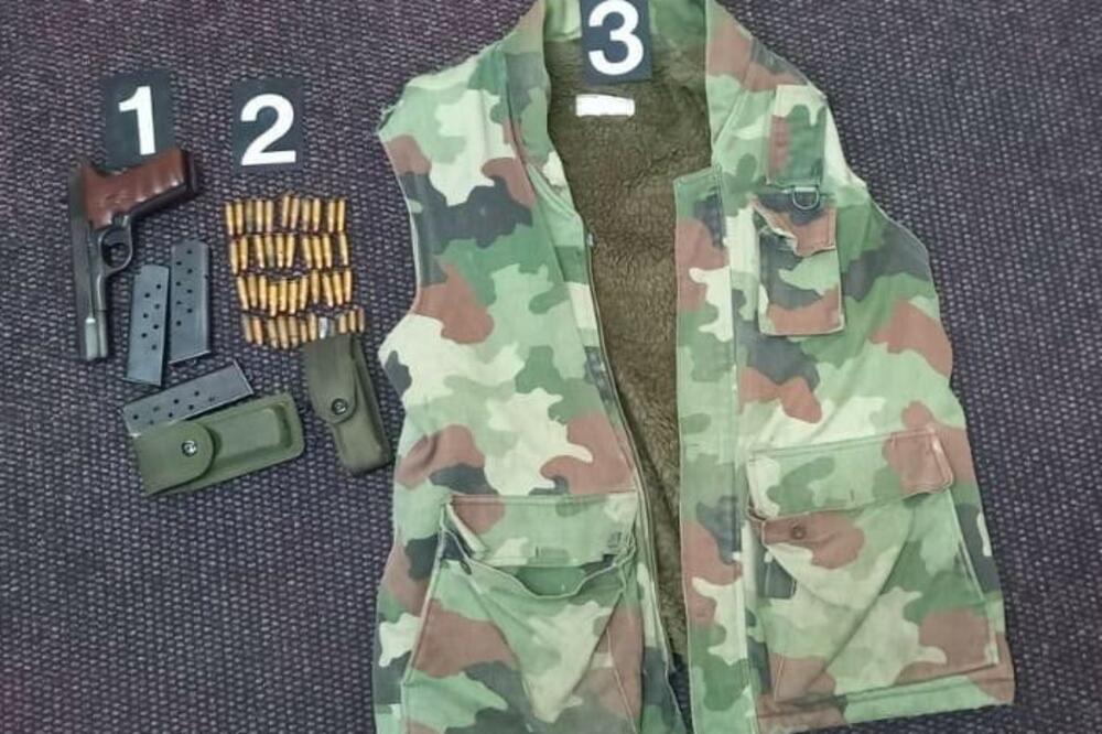 Pretresom stana jednog od osumnjičenih oduzeti pištolj marke "Zastava M57" cal 7,62mm u ilegalnom posjedu, tri okvira, 44 komada municije različite vrste i kalibra, kao i maskirni prsluk, Foto: Uprava policije
