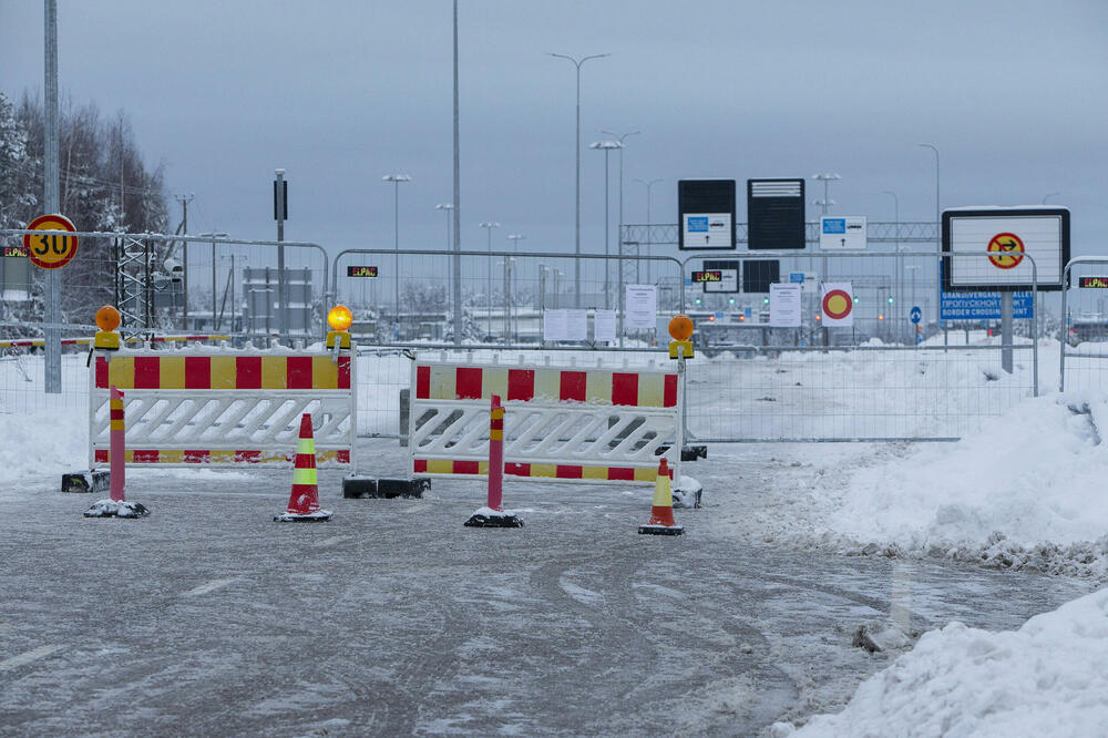 Pogled na put ka zatvorenom graničnom prelazu Valima između Finske i Rusije u Virolahtiju, Foto: Reuters