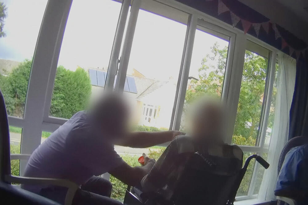 Njegovateljica i štićenica u staračkom domu Edison kortu, blizu Njukasla, Foto: BBC