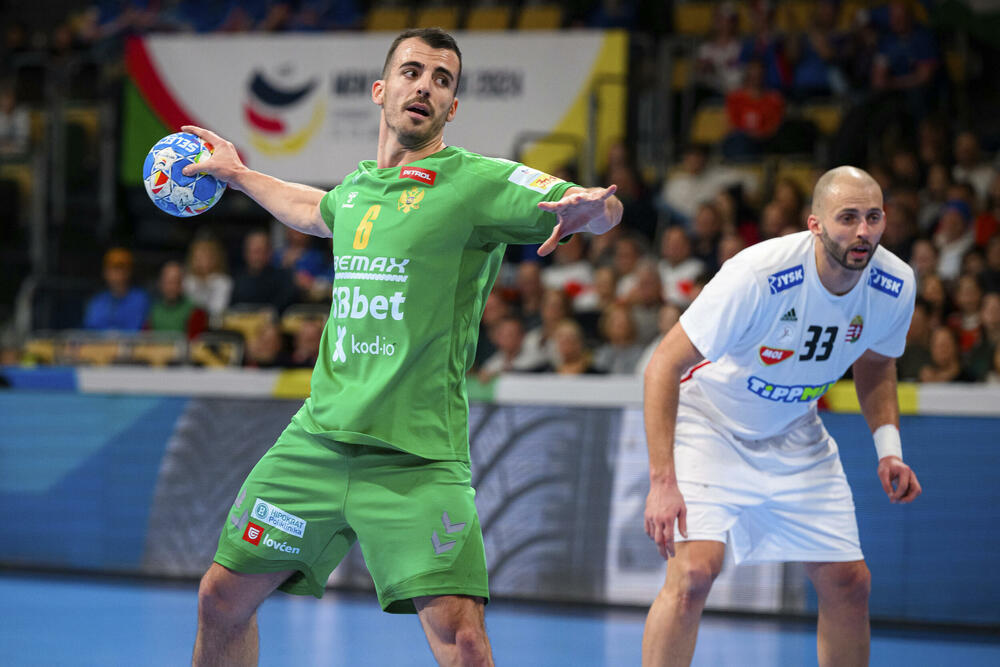 <p>Rukometaši Crne Gore poraženi od Mađarske 26:24 u 1. kolu Evropskog prvenstva u Njemačkoj. Na 28 sekundi do kraja zabuna na tajm-autu Vlada Šole, koji je prepustio Branku Vujoviću odluku šta da se igra. Nikšićanin šutirao i promašio remi</p>