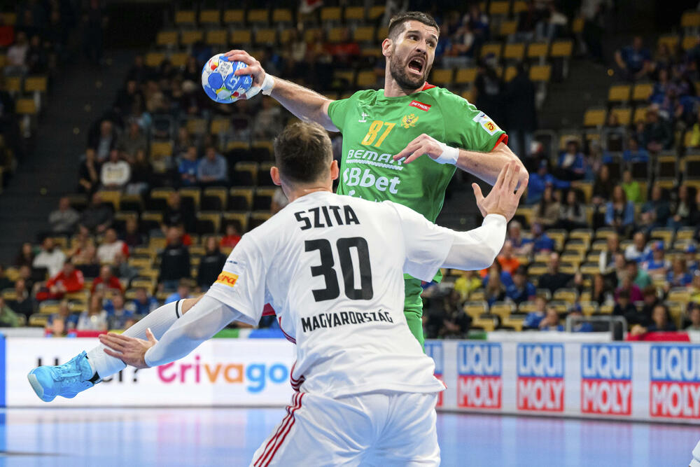 <p>Rukometaši Crne Gore poraženi od Mađarske 26:24 u 1. kolu Evropskog prvenstva u Njemačkoj. Na 28 sekundi do kraja zabuna na tajm-autu Vlada Šole, koji je prepustio Branku Vujoviću odluku šta da se igra. Nikšićanin šutirao i promašio remi</p>