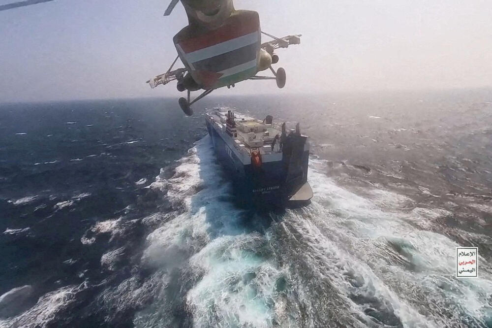 Vojni helikopter Huta iznad teretnog broda u Crvenom moru, Foto: Reuters