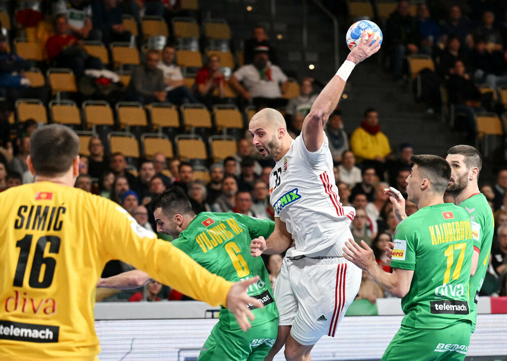 <p>Rukometaši Crne Gore poraženi od Mađarske 26:24 u 1. kolu Evropskog prvenstva u Njemačkoj. Na 28 sekundi do kraja zabuna na tajm-autu Vlada Šole, koji je prepustio Branku Vujoviću odluku šta da se igra. Nikšićanin šutirao i promašio remi</p>