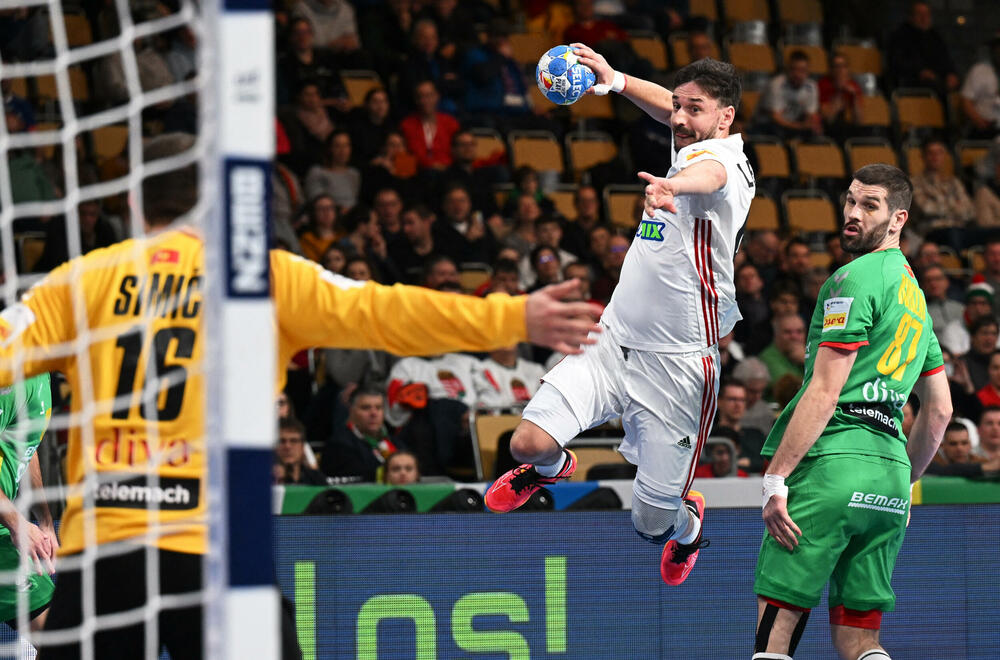 <p>Rukometaši Crne Gore poraženi od Mađarske 26:24 u 1. kolu Evropskog prvenstva u Njemačkoj. Na 28 sekundi do kraja zabuna na tajm-autu Vlada Šole, koji je prepustio Branku Vujoviću odluku šta da se igra. Nikšićanin šutirao i promašio remi</p>