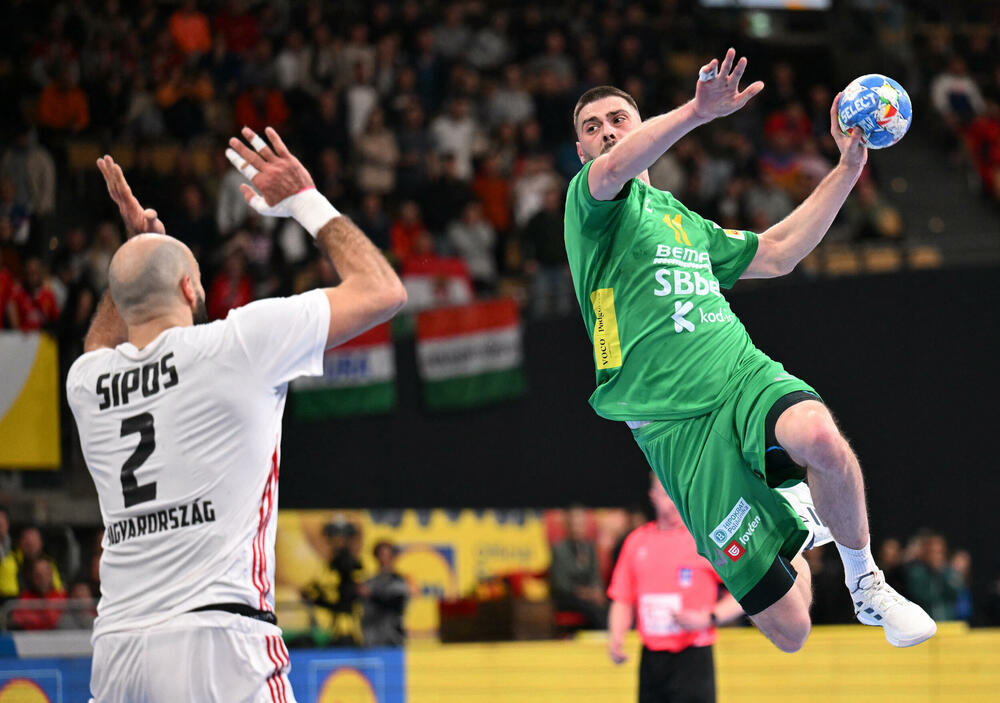 <p>Rukometaši Crne Gore poraženi od Mađarske 26:24 u 1. kolu Evropskog prvenstva u Njemačkoj. Na 28 sekundi do kraja zabuna na tajm-autu Vlada Šole, koji je prepustio Branku Vujoviću odluku šta da se igra. Nikšićanin šutirao i promašio remi</p>