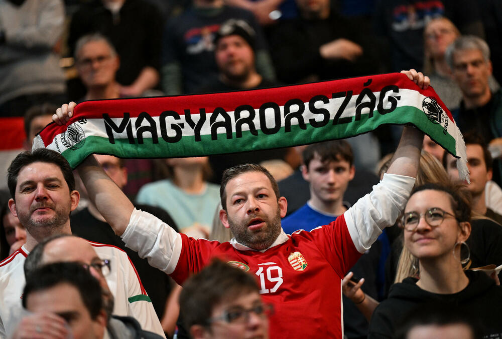 <p>Rukometaši Crne Gore poraženi od Mađarske 26:24 u 1. kolu Evropskog prvenstva u Njemačkoj. Na 28 sekundi do kraja zabuna na tajm-autu Vlada Šole, koji je prepustio Branku Vujoviću odluku šta da se igra. Nikšićanin šutirao i promašio remi</p>