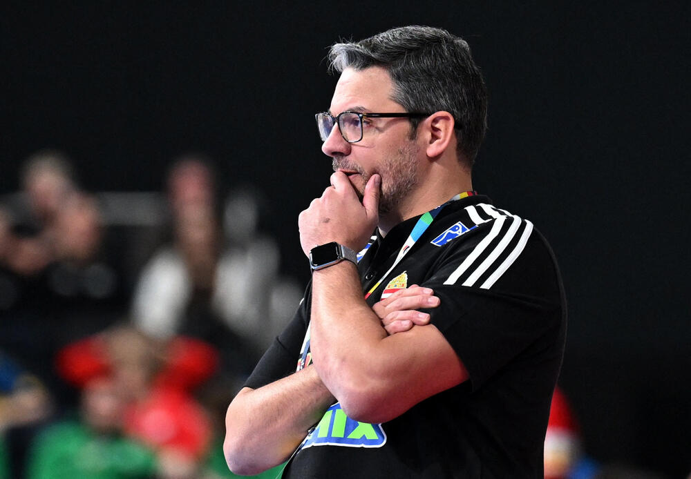 <p>Rukometaši Crne Gore poraženi od Mađarske 26:24 u 1. kolu Evropskog prvenstva u Njemačkoj. Na 28 sekundi do kraja zabuna na tajm-autu Vlada Šole, koji je prepustio Branku Vujoviću odluku šta da se igra. Nikšićanin šutirao i promašio remi</p>