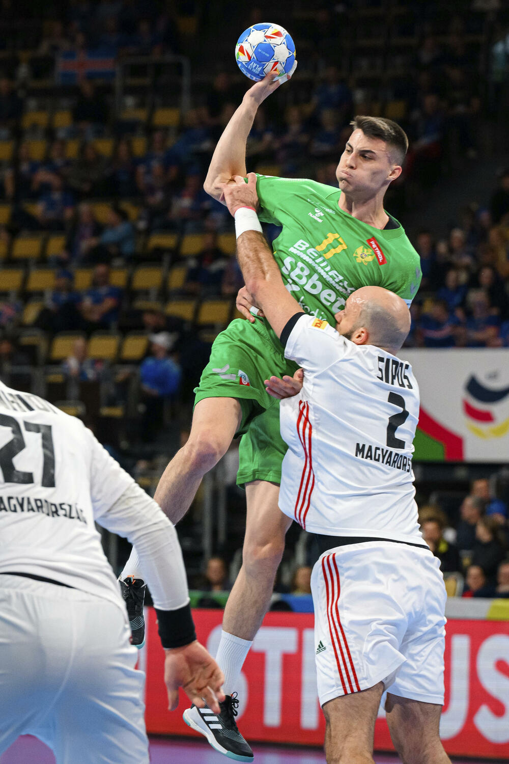 <p>Rukometaši Crne Gore poraženi od Mađarske 26:24 u 1. kolu Evropskog prvenstva u Njemačkoj. Na 28 sekundi do kraja zabuna na tajm-autu Vlada Šole, koji je prepustio Branku Vujoviću odluku šta da se igra. Nikšićanin šutirao i promašio remi</p>