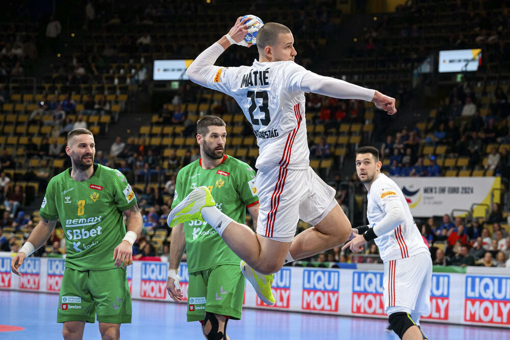 <p>Rukometaši Crne Gore poraženi od Mađarske 26:24 u 1. kolu Evropskog prvenstva u Njemačkoj. Na 28 sekundi do kraja zabuna na tajm-autu Vlada Šole, koji je prepustio Branku Vujoviću odluku šta da se igra. Nikšićanin šutirao i promašio remi</p>