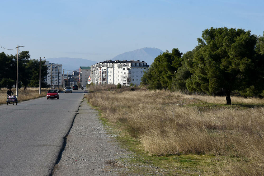 Nova saobraćajnica prolaziće i dijelom gdje se sada nalazi zelenilo (desno na fotografiji), Foto: Luka Zekovic