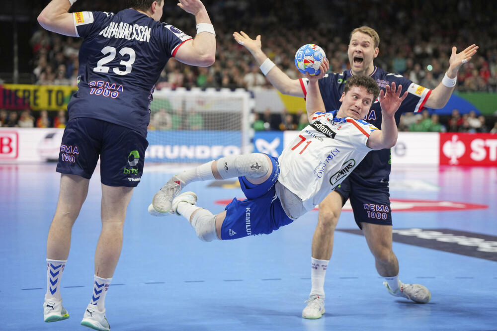 Heroj nacije: Elijas Elefsen a Skipagetu je ukrao loptu, izborio sedmerac i iskoristio ga za remi, Foto: Soeren Stache/dpa via AP