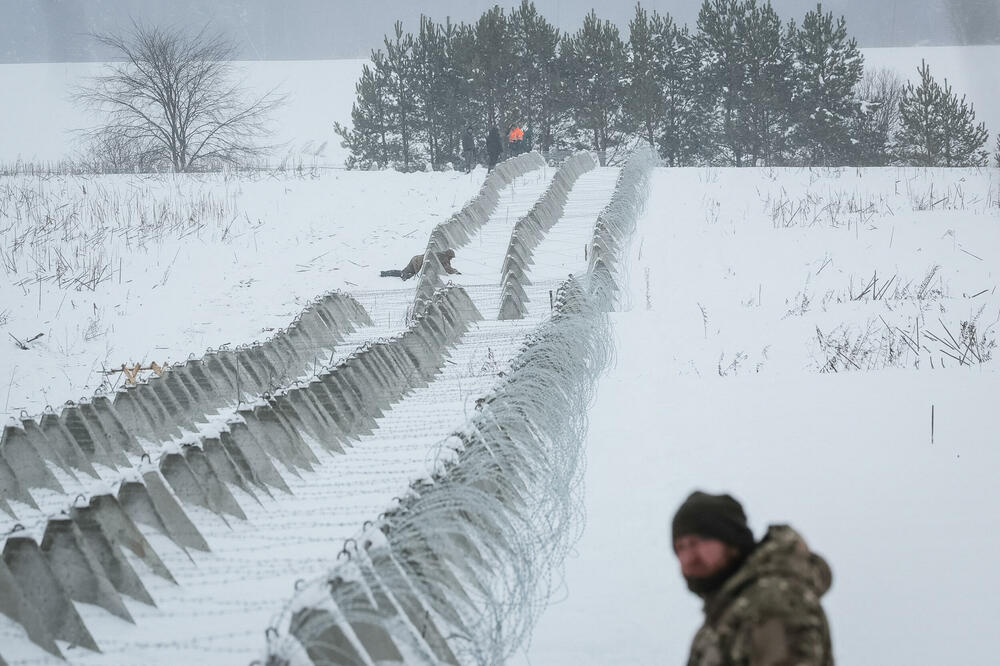 Ukrajinski vojnici i protivtenkovska utvrđenja i bodljikava žica u blizini granice sa Rusijom, Foto: Reuters