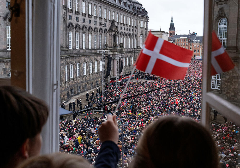 <p>Nešto prije proglašenja novog suverena, njegova majka, koja je vladala 52 godine, potpisala je akt o abdikaciji u prisustvu vlade</p>
