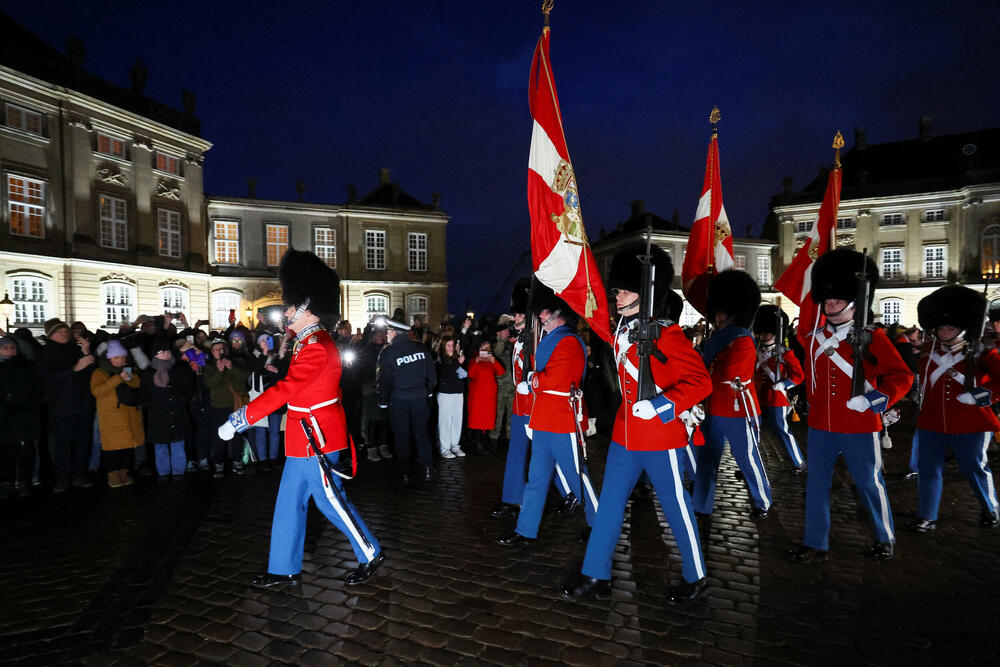 <p>Nešto prije proglašenja novog suverena, njegova majka, koja je vladala 52 godine, potpisala je akt o abdikaciji u prisustvu vlade</p>