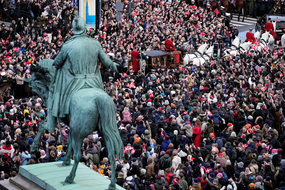 <p>Nešto prije proglašenja novog suverena, njegova majka, koja je vladala 52 godine, potpisala je akt o abdikaciji u prisustvu vlade</p>