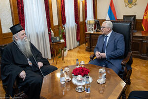 And Mandić keeps the "Serbian" tricolor in his cabinet