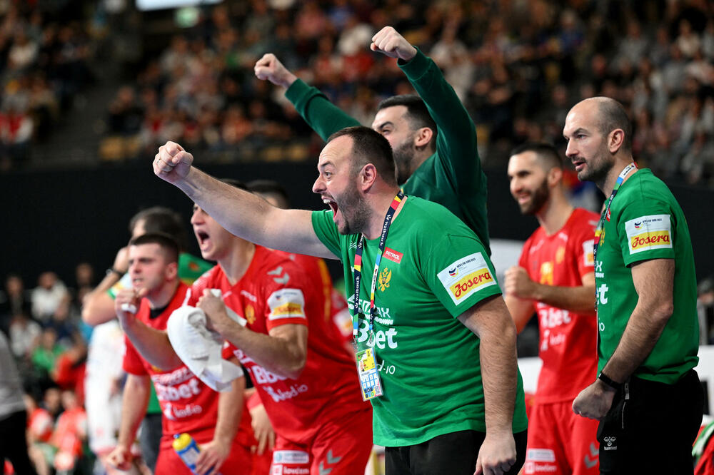 Handball players and professional staff of Montenegro, Photo: REUTERS/Angelika Warmuth