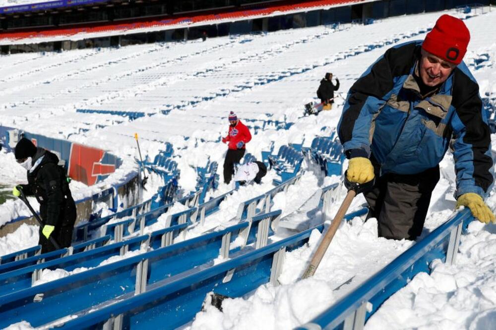 Lokalni stanovnici pomažu u čišćenju snega na stadionu u Bafalu uoči utakmice plej-ofa NFL lige, Foto: Getty Images