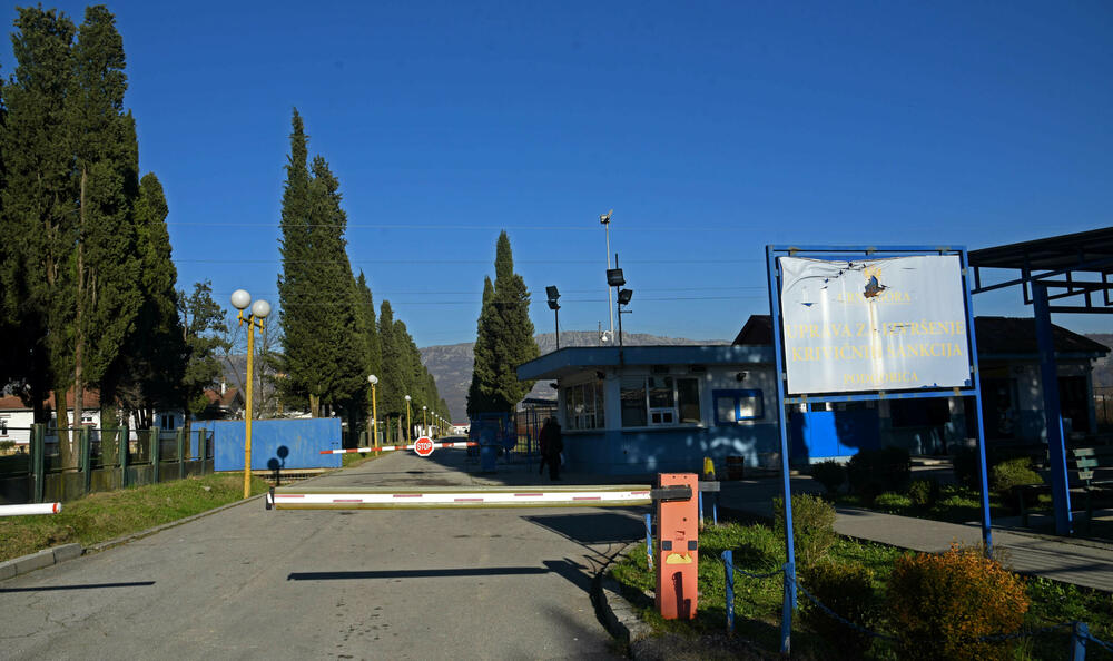 Gradilište iza zatvorskih bedema