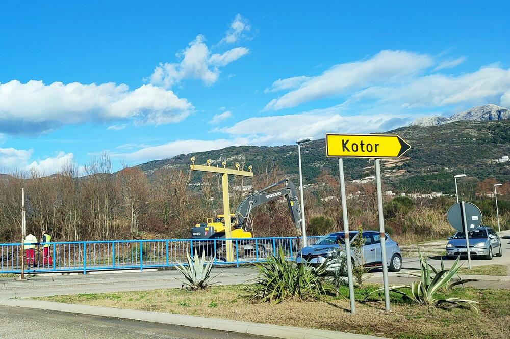 Juče kod kotorske raskrsnice, Foto: Siniša Luković