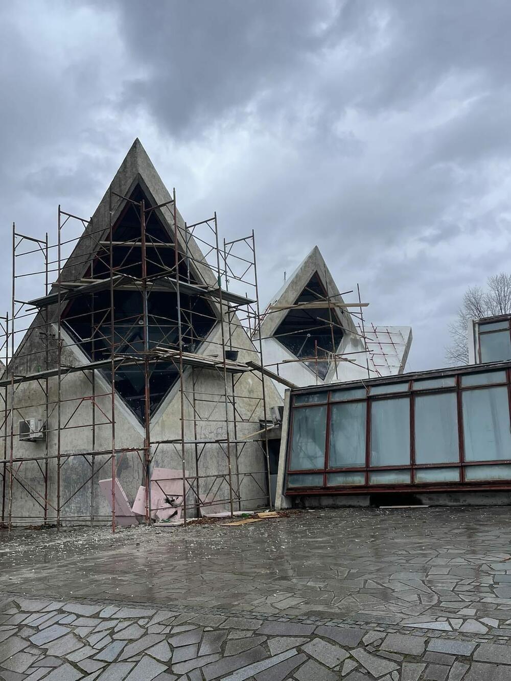 <p>Tvrde da se radovi izvode bez poštovanja konzervatorskih uslova i odgovarajućeg nadzora</p>