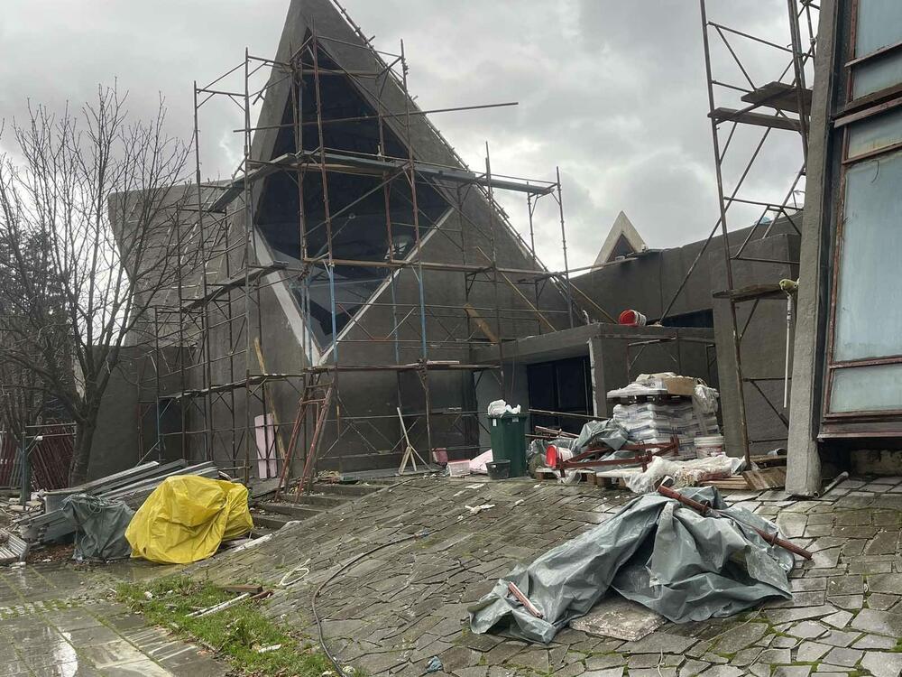 <p>Tvrde da se radovi izvode bez poštovanja konzervatorskih uslova i odgovarajućeg nadzora</p>