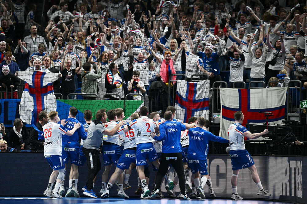 Rukometaši i navijači Farskih Ostrva nakon remija sa Norveškom, Foto: Reuters