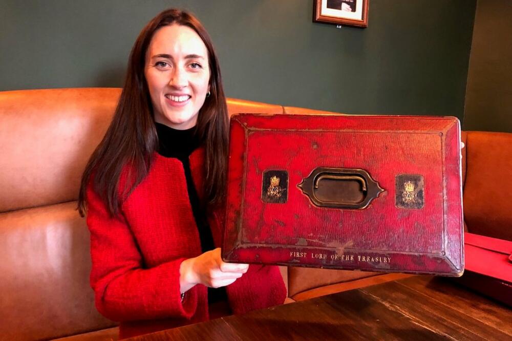 Alis Lokston, koja u ruci drži premijerovu kutiju za depeše iz 1840-ih, voditeljka je podkast serijala, Foto: BBC