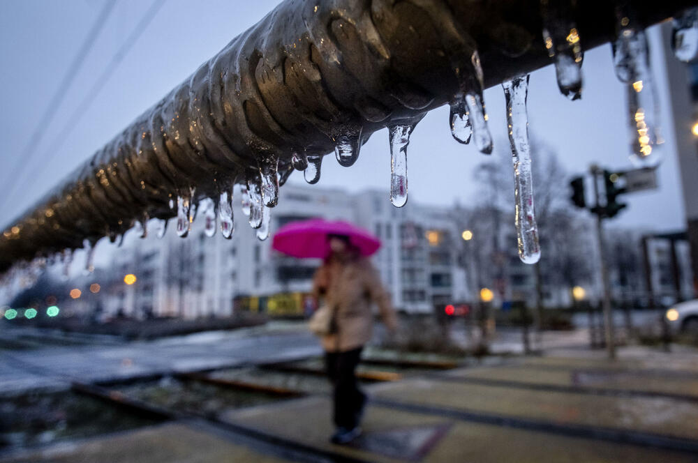 <p>U čitavoj Bavarskoj na snazi je crvena uzbuna, u nekim djelovima situacija je još kritičnija, tamo je na snazi ljubičasta uzbuna. Kako upozoravaju nadležni, mogući su i nestanci struje ili prekidi mobilne komunikacije.</p>