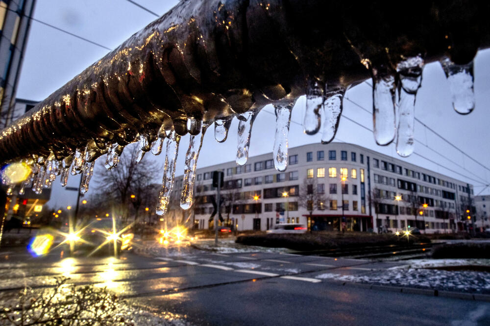 <p>U čitavoj Bavarskoj na snazi je crvena uzbuna, u nekim djelovima situacija je još kritičnija, tamo je na snazi ljubičasta uzbuna. Kako upozoravaju nadležni, mogući su i nestanci struje ili prekidi mobilne komunikacije.</p>