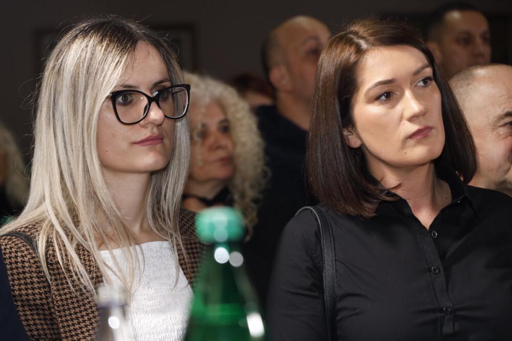 <p>Govoreći o potrebnim reformama u partiji, Živković je kazao da nije samo dovoljno reći da su uvidjeli greške, nego je pitanje da li će se te greške dešavati kada se, kako je rekao, vrate na poziciju vlasti</p>