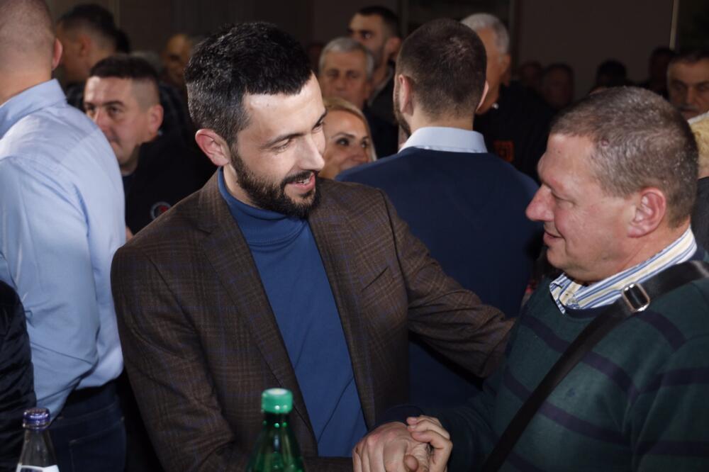 <p>Govoreći o potrebnim reformama u partiji, Živković je kazao da nije samo dovoljno reći da su uvidjeli greške, nego je pitanje da li će se te greške dešavati kada se, kako je rekao, vrate na poziciju vlasti</p>