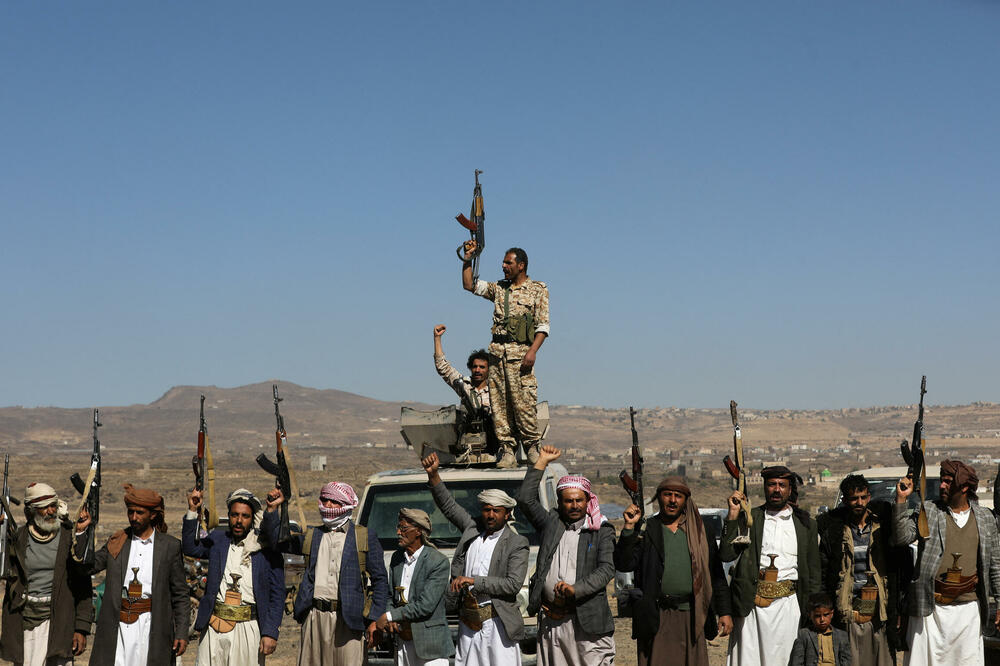 Borci Huta i pristalice plemena drže oružje tokom protesta protiv nedavnih napada SAD-a, Foto: REUTERS