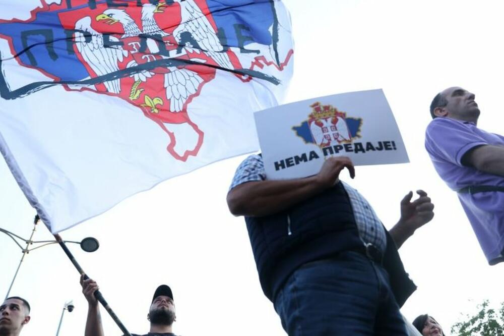 Detalj sa protesta koji je organizovan kao podrška Srbima na Kosovu 28. juna 2023, a koji su podržale opozicione stranke Dveri i Zavetnici, Foto: ANDREJ CUKIC/EPA-EFE/REX/Shutterstoc