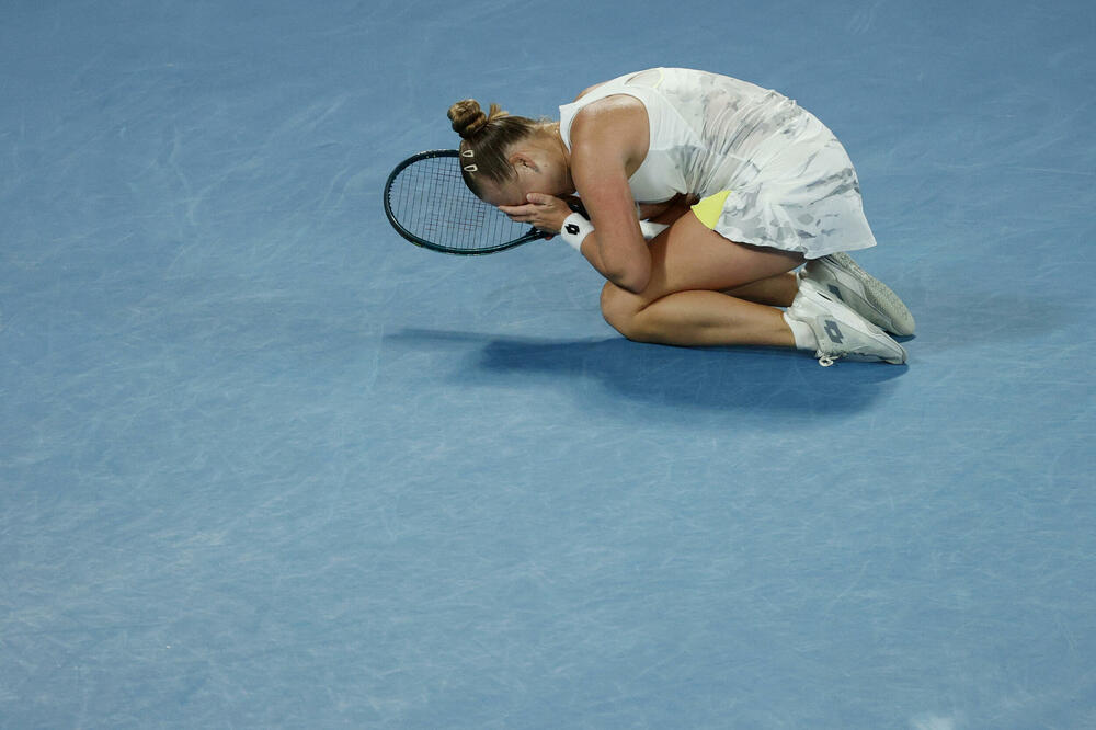 Ana Blinkova na koljenima nakon maratona i velike pobjede nad Elenom Ribakinom, Foto: Reuters