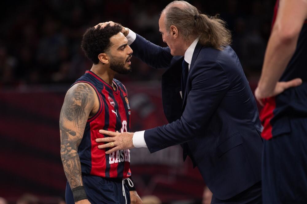 Ivanovic with player of the match Howard, Photo: X/Baskonia