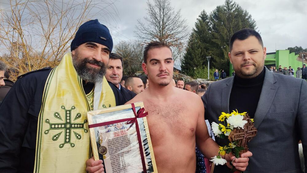 <p>Kao nagradu Radmiloviću je episkop budimljansko-nikšićki Metodije uručio zlatnik sa likom Isusa Hrista, dok mu je predsjednik Opštine Nikšić Marko Kovačević darivao izvezenu molitvu Svetom Vasiliju Ostroškom Čudotvorcu, rad monahinja Manastira svetog apostola Luke u Župi nikšićkoj</p>