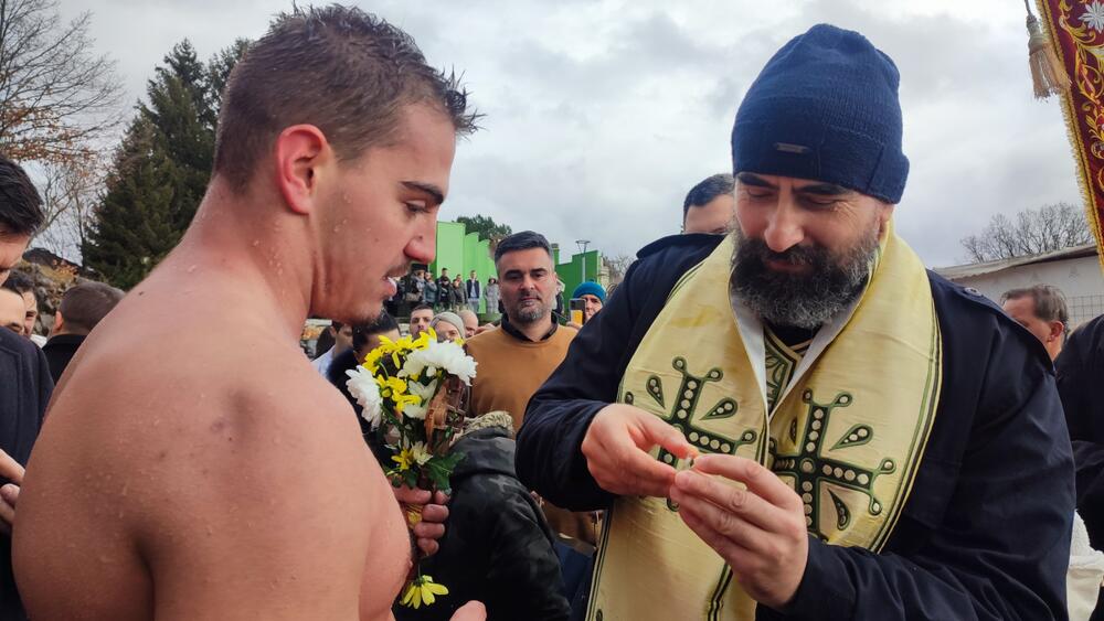 <p>Kao nagradu Radmiloviću je episkop budimljansko-nikšićki Metodije uručio zlatnik sa likom Isusa Hrista, dok mu je predsjednik Opštine Nikšić Marko Kovačević darivao izvezenu molitvu Svetom Vasiliju Ostroškom Čudotvorcu, rad monahinja Manastira svetog apostola Luke u Župi nikšićkoj</p>