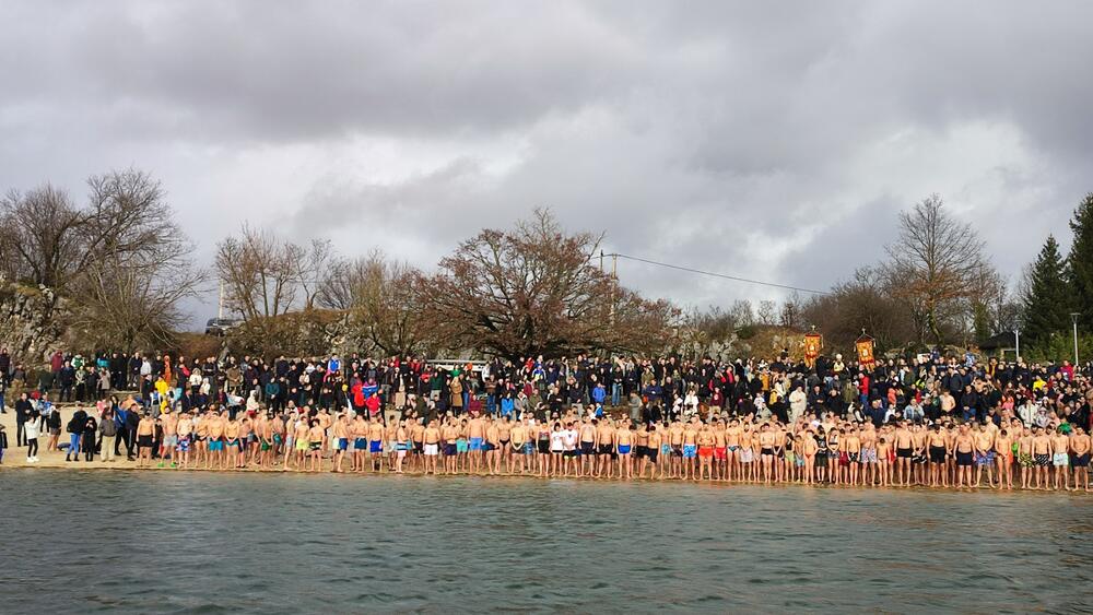 <p>Kao nagradu Radmiloviću je episkop budimljansko-nikšićki Metodije uručio zlatnik sa likom Isusa Hrista, dok mu je predsjednik Opštine Nikšić Marko Kovačević darivao izvezenu molitvu Svetom Vasiliju Ostroškom Čudotvorcu, rad monahinja Manastira svetog apostola Luke u Župi nikšićkoj</p>