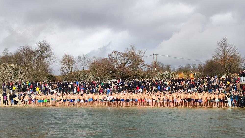 <p>Kao nagradu Radmiloviću je episkop budimljansko-nikšićki Metodije uručio zlatnik sa likom Isusa Hrista, dok mu je predsjednik Opštine Nikšić Marko Kovačević darivao izvezenu molitvu Svetom Vasiliju Ostroškom Čudotvorcu, rad monahinja Manastira svetog apostola Luke u Župi nikšićkoj</p>