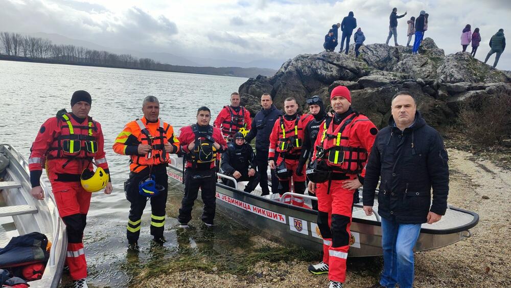 <p>Kao nagradu Radmiloviću je episkop budimljansko-nikšićki Metodije uručio zlatnik sa likom Isusa Hrista, dok mu je predsjednik Opštine Nikšić Marko Kovačević darivao izvezenu molitvu Svetom Vasiliju Ostroškom Čudotvorcu, rad monahinja Manastira svetog apostola Luke u Župi nikšićkoj</p>