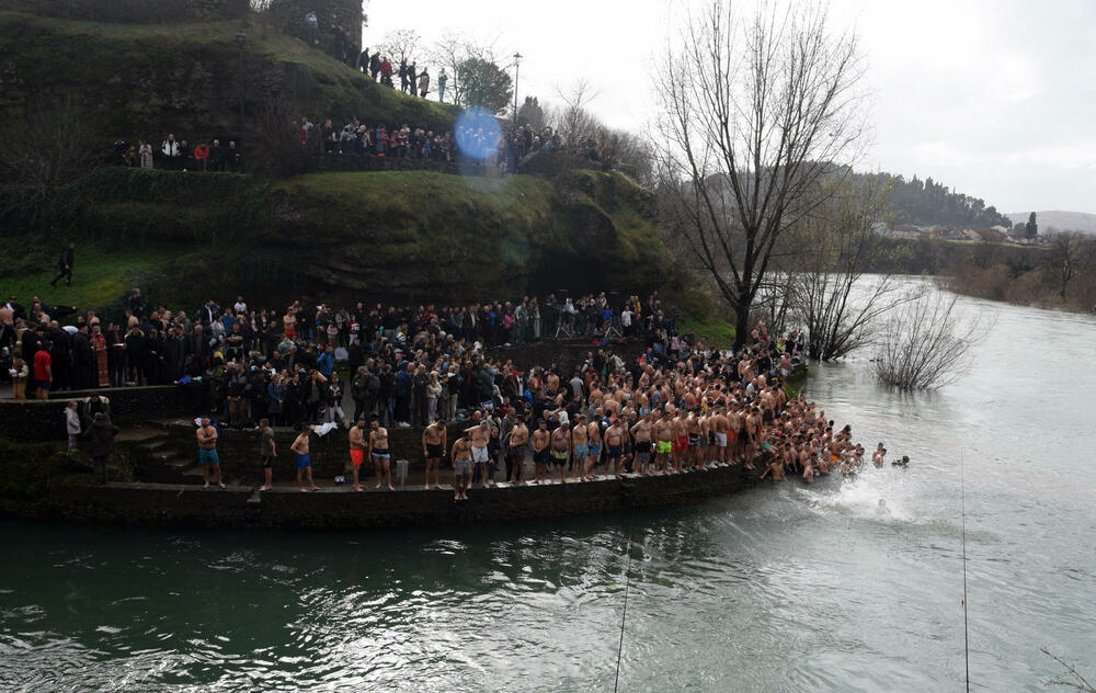 <p>Kao nagradu Radmiloviću je episkop budimljansko-nikšićki Metodije uručio zlatnik sa likom Isusa Hrista, dok mu je predsjednik Opštine Nikšić Marko Kovačević darivao izvezenu molitvu Svetom Vasiliju Ostroškom Čudotvorcu, rad monahinja Manastira svetog apostola Luke u Župi nikšićkoj</p>