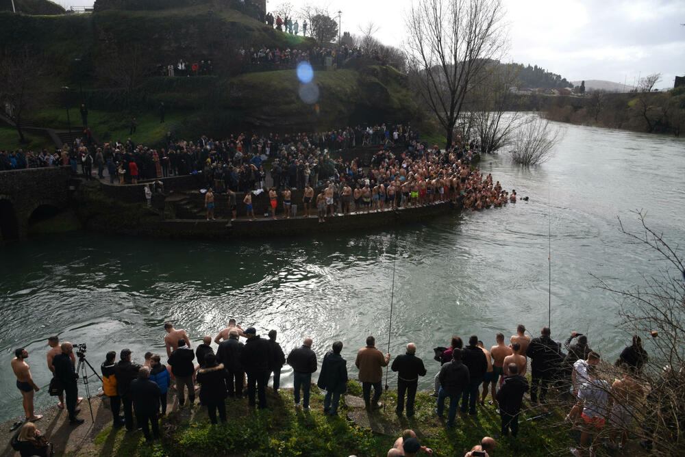 <p>Kao nagradu Radmiloviću je episkop budimljansko-nikšićki Metodije uručio zlatnik sa likom Isusa Hrista, dok mu je predsjednik Opštine Nikšić Marko Kovačević darivao izvezenu molitvu Svetom Vasiliju Ostroškom Čudotvorcu, rad monahinja Manastira svetog apostola Luke u Župi nikšićkoj</p>