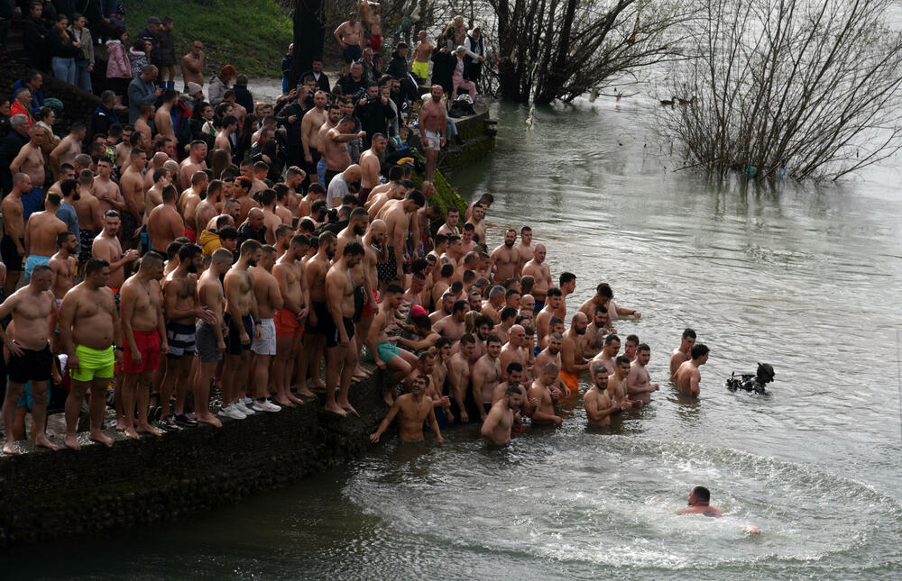 <p>Kao nagradu Radmiloviću je episkop budimljansko-nikšićki Metodije uručio zlatnik sa likom Isusa Hrista, dok mu je predsjednik Opštine Nikšić Marko Kovačević darivao izvezenu molitvu Svetom Vasiliju Ostroškom Čudotvorcu, rad monahinja Manastira svetog apostola Luke u Župi nikšićkoj</p>