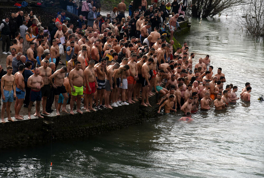 <p>Kao nagradu Radmiloviću je episkop budimljansko-nikšićki Metodije uručio zlatnik sa likom Isusa Hrista, dok mu je predsjednik Opštine Nikšić Marko Kovačević darivao izvezenu molitvu Svetom Vasiliju Ostroškom Čudotvorcu, rad monahinja Manastira svetog apostola Luke u Župi nikšićkoj</p>
