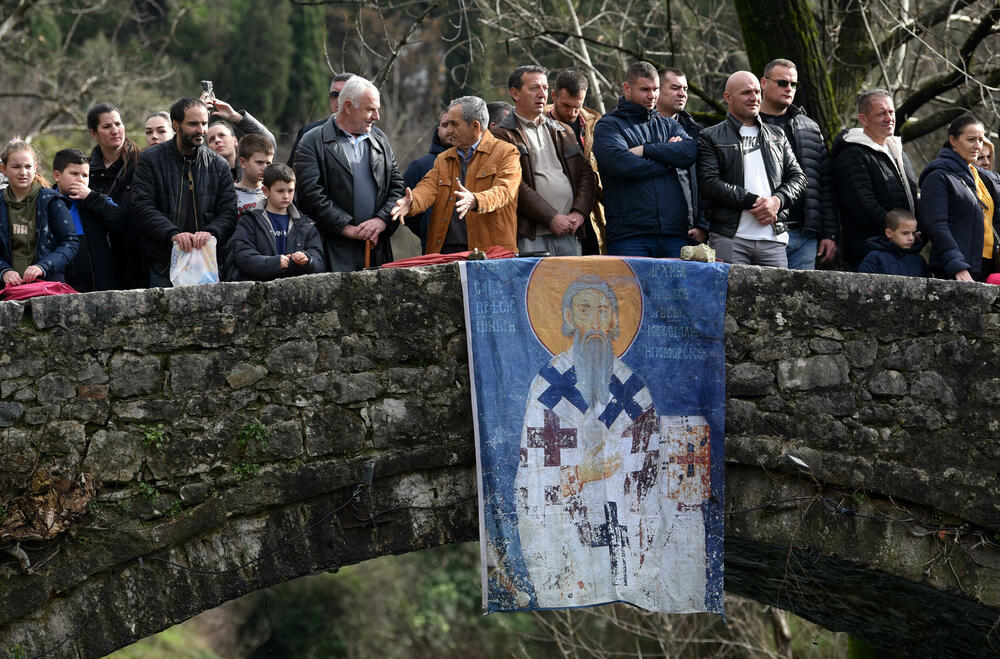 <p>Kao nagradu Radmiloviću je episkop budimljansko-nikšićki Metodije uručio zlatnik sa likom Isusa Hrista, dok mu je predsjednik Opštine Nikšić Marko Kovačević darivao izvezenu molitvu Svetom Vasiliju Ostroškom Čudotvorcu, rad monahinja Manastira svetog apostola Luke u Župi nikšićkoj</p>