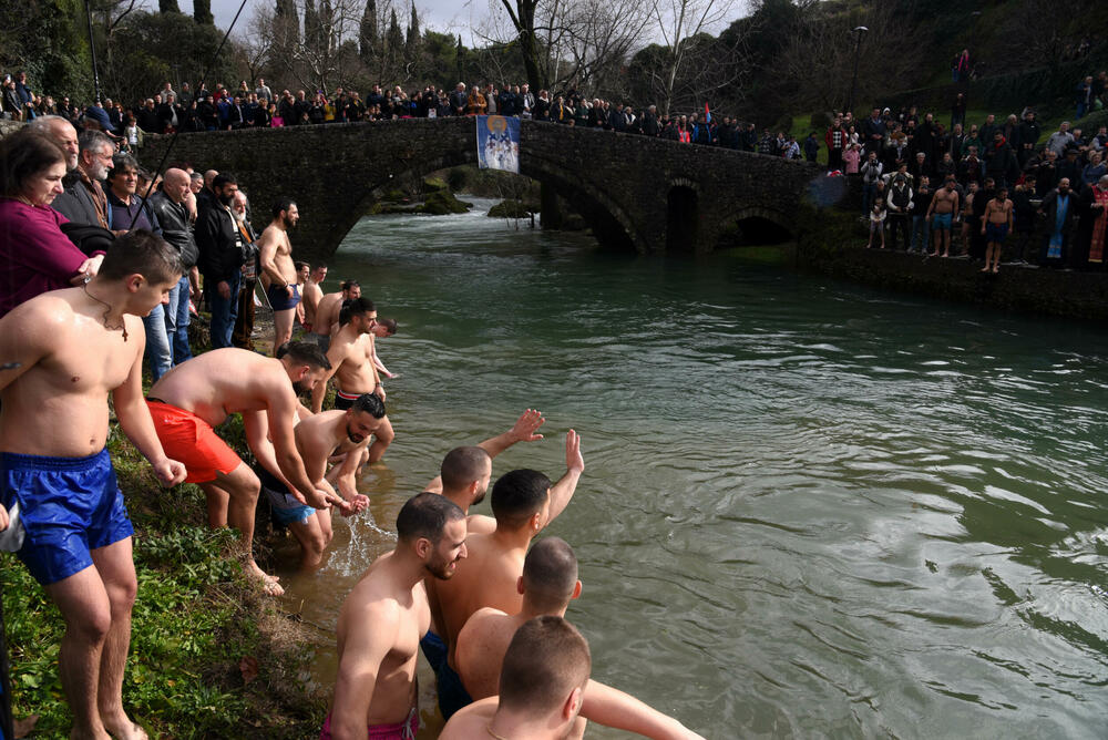 <p>Kao nagradu Radmiloviću je episkop budimljansko-nikšićki Metodije uručio zlatnik sa likom Isusa Hrista, dok mu je predsjednik Opštine Nikšić Marko Kovačević darivao izvezenu molitvu Svetom Vasiliju Ostroškom Čudotvorcu, rad monahinja Manastira svetog apostola Luke u Župi nikšićkoj</p>