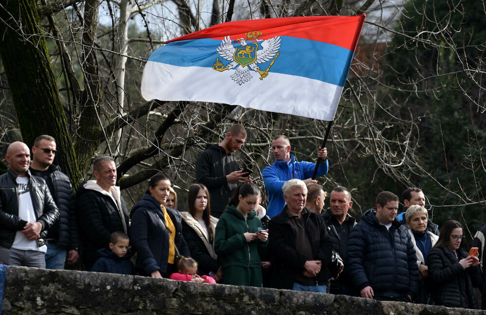 <p>Kao nagradu Radmiloviću je episkop budimljansko-nikšićki Metodije uručio zlatnik sa likom Isusa Hrista, dok mu je predsjednik Opštine Nikšić Marko Kovačević darivao izvezenu molitvu Svetom Vasiliju Ostroškom Čudotvorcu, rad monahinja Manastira svetog apostola Luke u Župi nikšićkoj</p>